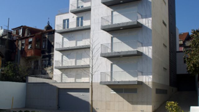 Edifício de habitação e comércio em Cedofeita